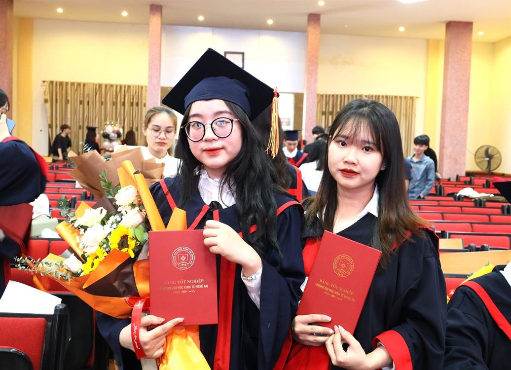 Trường Đại học Kinh tế Nghệ An đưa doanh nghiệp đến “săn” người giỏi tại Lễ tốt nghiệp