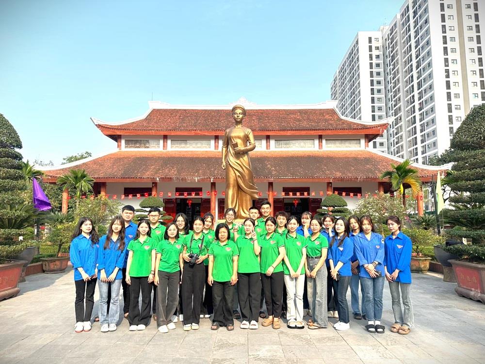 Câu lạc bộ Sống để yêu thương Trường Đại học Kinh tế Nghệ An tổ chức thắp hương, quét dọn và tham quan tại Nhà lưu niệm Nguyễn Thị Minh Khai 