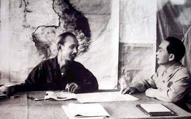 Chủ tịch Hồ Chí Minh và Đại tướng Võ Nguyên Giáp bàn kế hoạch tác chiến chiến dịch Điện Biên Phủ năm 1954 (Ảnh tư liệu).