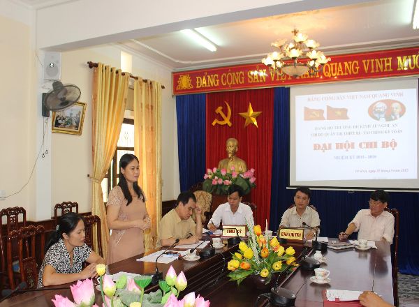 Đồng chí Nguyễn Thị Mai Anh - Thường vụ Đảng ủy - Phó hiệu trưởng Nhà trường phát biểu và chỉ đạo Đại hội
