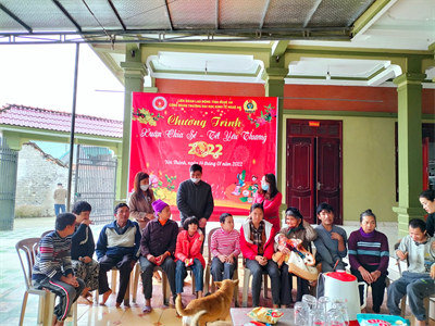 Công đoàn trường Trường Đại học Kinh tế Nghệ An thăm và tặng quà cho trẻ em khuyết tật, trẻ mồ côi nhân dịp Tết Nguyên đán Nhâm Dần năm 2022