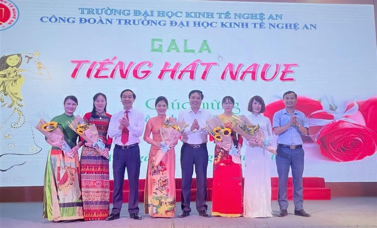 Tổ nữ công Tài chính – Ngân hàng giành giải Nhất “Tiếng hát NAUE”  trong Chương trình chào mừng ngày 20/20
