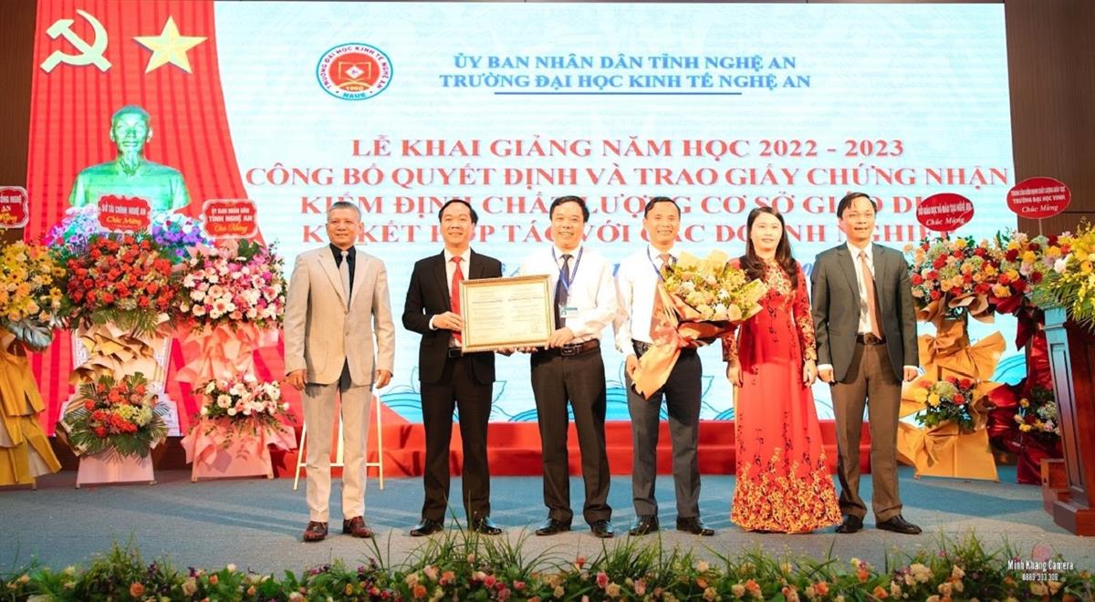 Trường Đại học Kinh tế Nghệ An đón nhận chứng nhận kiểm định chất lượng giáo dục