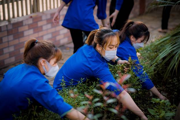 Sinh viên khoa Nông Lâm Ngư cùng chung tay vệ sinh môi trường học đường