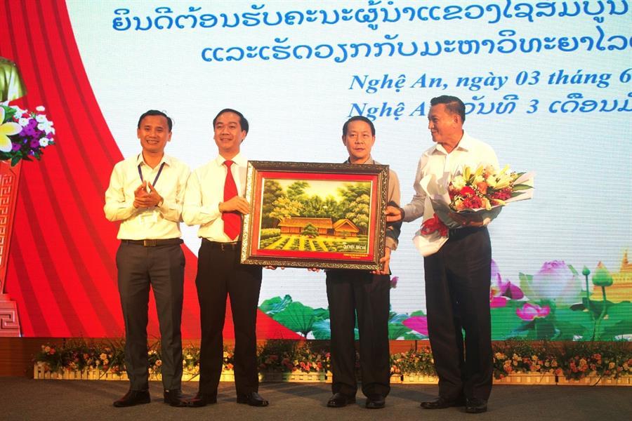 Trường Đại học Kinh tế Nghệ An đón tiếp Đoàn Lãnh đạo tỉnh Xay Sổm Bun, CHDCND Lào đến thăm và làm việc