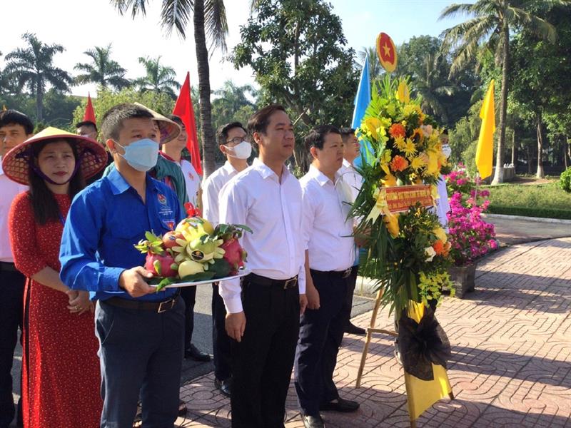 Trường Đại học Kinh tế Nghệ An tổ chức lễ dâng hoa, dâng hương tại Nghĩa trang Liệt sĩ thành phố Vinh