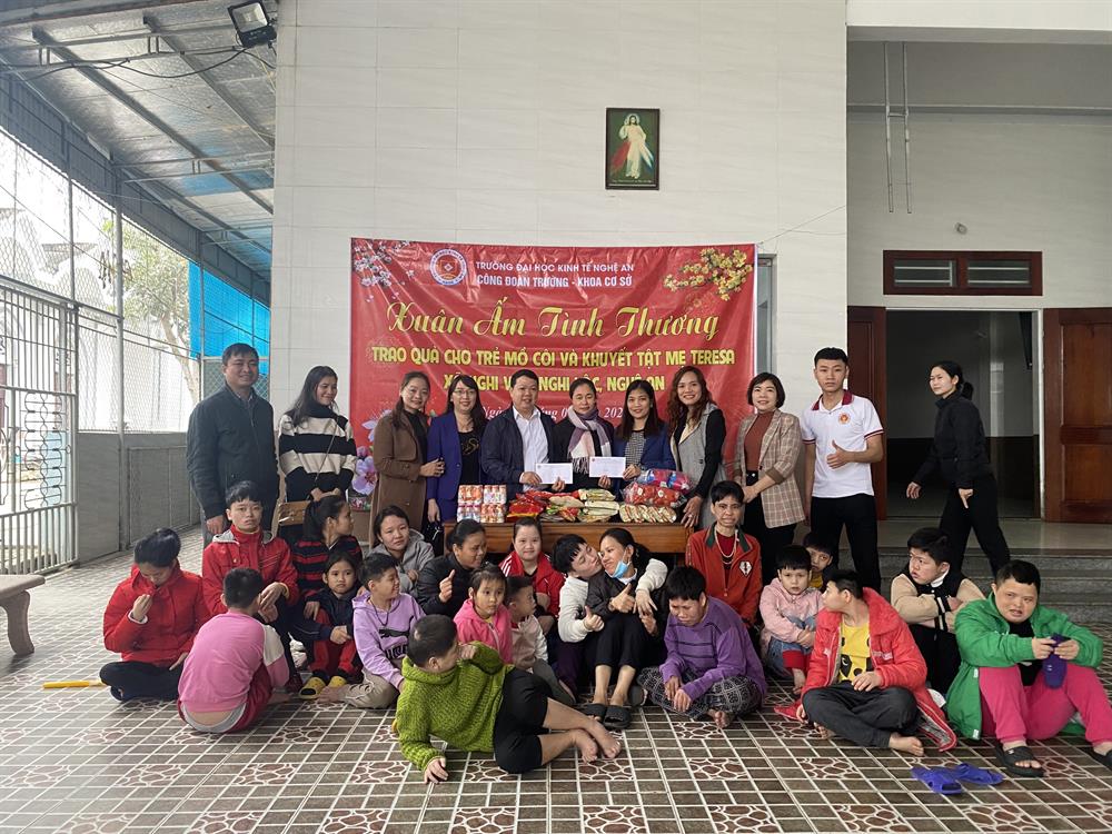 Chương trình “Xuân ấm tình thương” cùng với các trẻ mồ côi, khuyết tật tại Trung tâm Mẹ Teresa Calcutta ở xã Nghi Vạn, huyện Nghi Lộc, Nghệ An