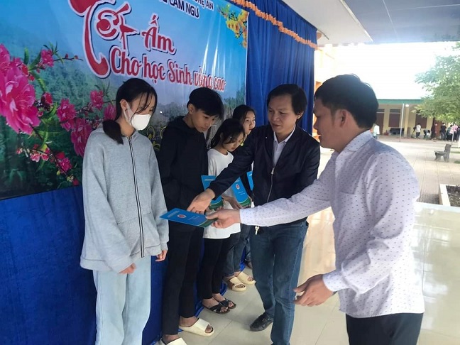 Trao quà “Tết ấm cho học sinh vùng cao” Tại Trường THPT Mường Quạ, Con Cuông