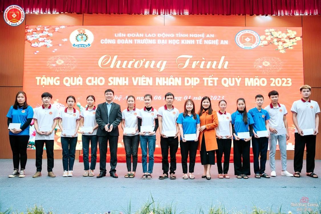 Trường Đại học Kinh tế Nghệ An tổ chức gặp mặt, trao quà cho sinh viên có hoàn cảnh khó khăn nhân dịp Tết Nguyên đán Quý Mão năm 2023