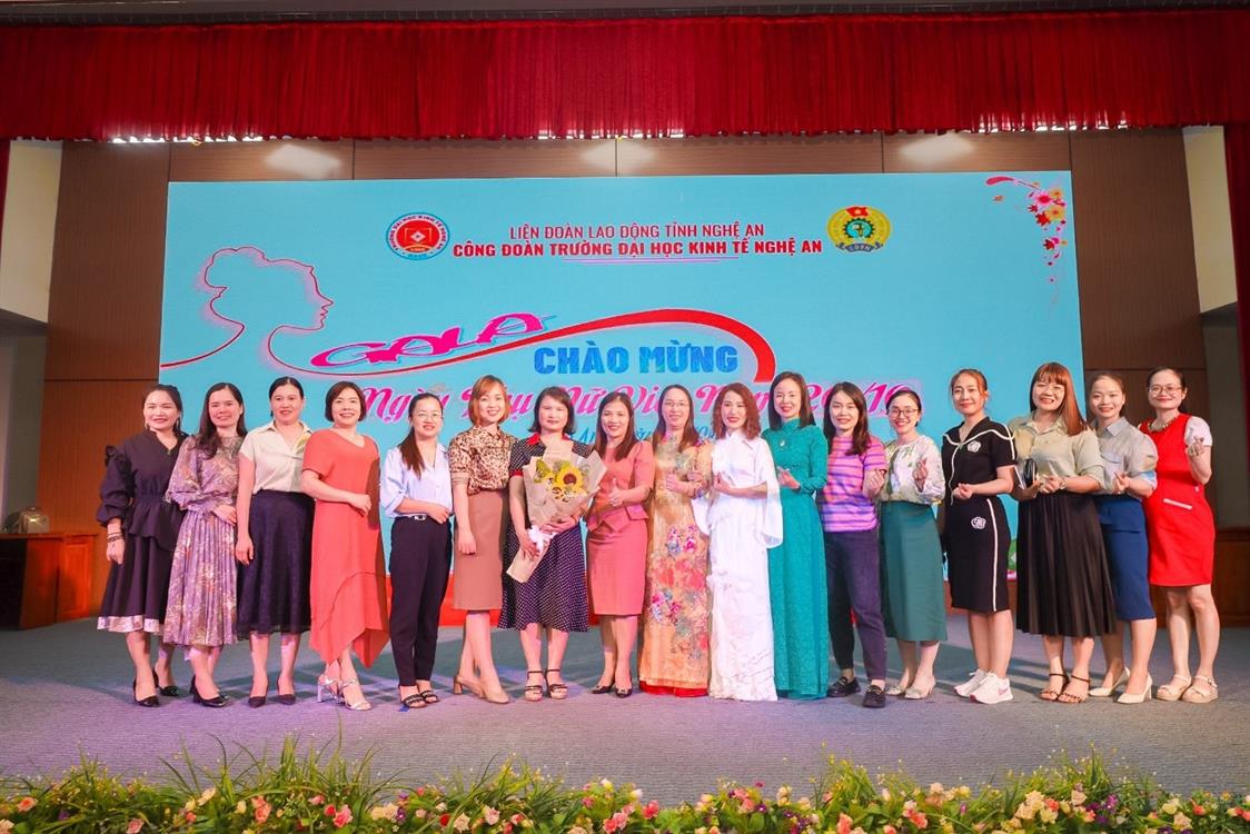 Tập thể nữ giảng viên Khoa Tài chính – Ngân hàng đạt giải Nhất trong hoạt động chào mừng ngày Phụ nữ Việt Nam 20-10