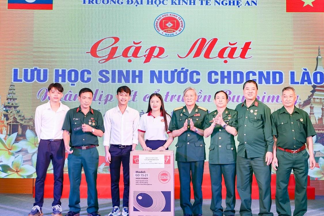 Ban liên lạc Cựu đồng đội Trung đoàn 176 - tặng quà chúc mừng các sinh viên Lào Trường Đại học Kinh tế Nghệ An
