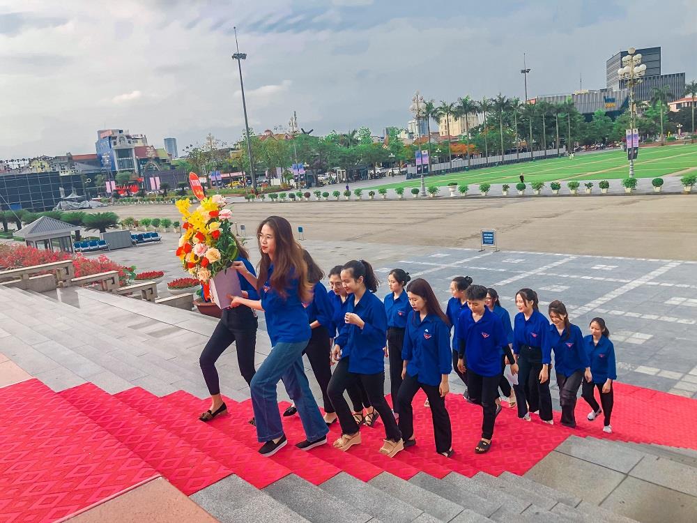 Đội Cộng Tác Viên Đoàn trường Đại học Kinh tế Nghệ An tổ chức dâng hoa tại tượng đài Chủ tịch Hồ Chí Minh tại Quảng trường Hồ Chí Minh