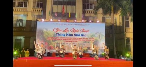 Lưu học sinh Lào Trường Đại học Kinh tế Nghệ An tham gia biểu diễn  giao lưu nghệ thuật 