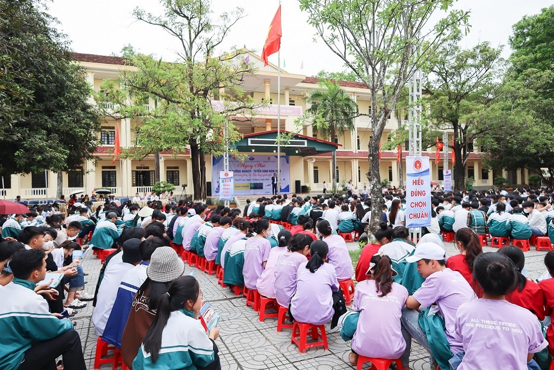 Ngày hội tư vấn Hướng nghiệp - tuyển sinh 2023 “Định hướng tương lai - chọn đúng ngành nghề” tại trường THPT Quỳnh Lưu 2