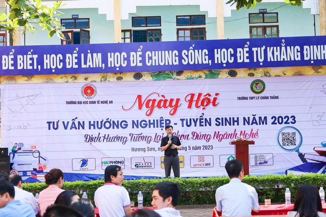 Nhiều doanh nghiệp tham gia tư vấn hướng nghiệp cho học sinh tại Hương Sơn