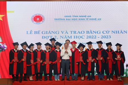 Trường Đại học Kinh tế Nghệ An tổ chức buổi lễ bế giảng đợt 2 năm học 2022-2023