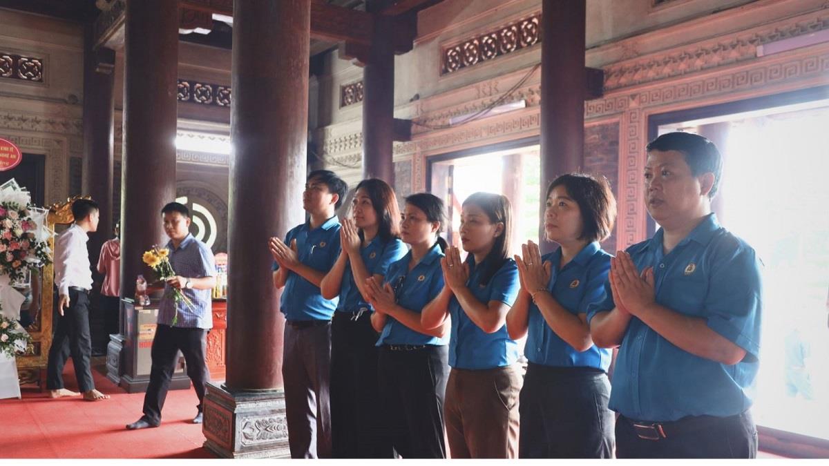 Công đoàn Trường tổ chức dâng hương tưởng niệm các anh hùng liệt sĩ tại nghĩa trang Thành phố Vinh và Khu di tích lịch sử quốc gia Truông Bồn