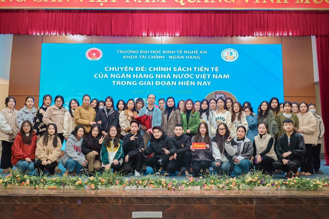 Sinh viên NAUE học tập cùng chuyên gia Ngân hàng Nhà nước Việt Nam