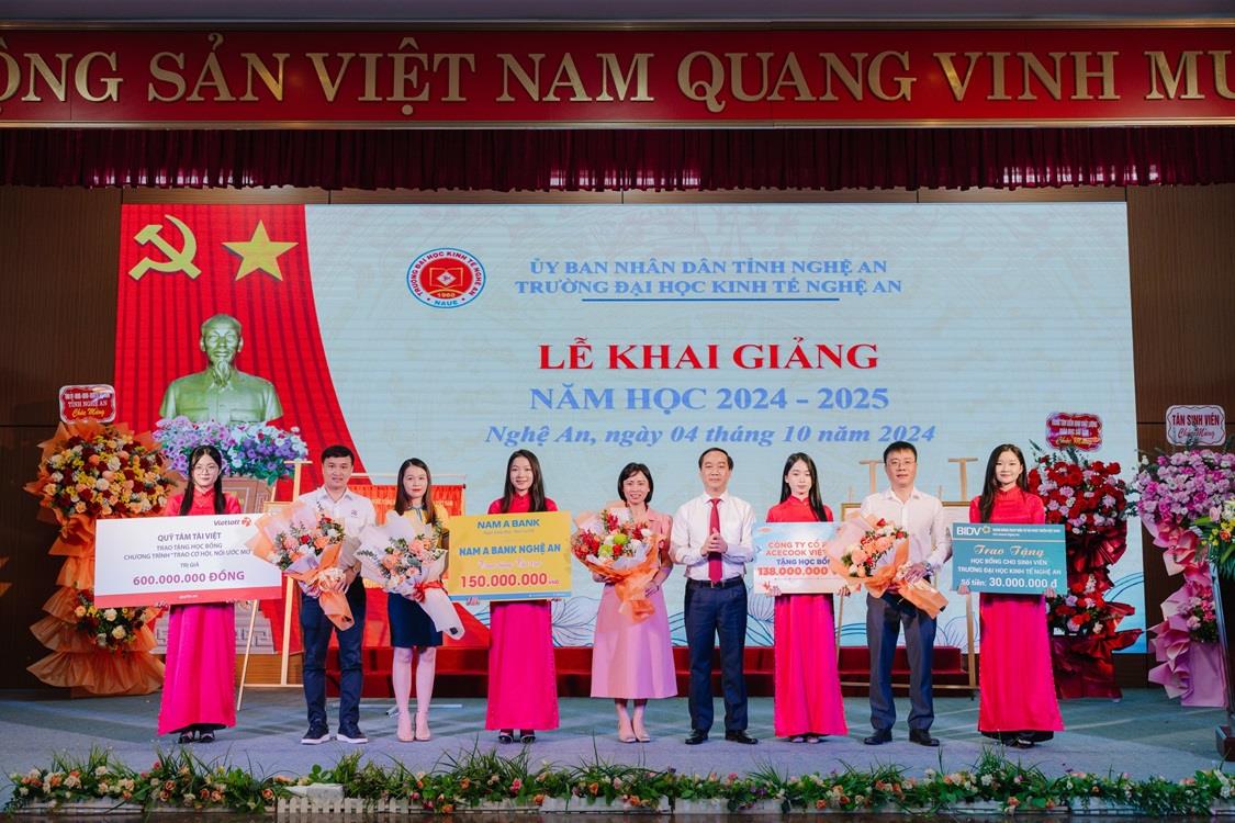 Gần 1 tỷ đồng học bổng dành cho sinh viên của các nhà tài trợ đã được trao tại lễ khai giảng năm học 2024-2025