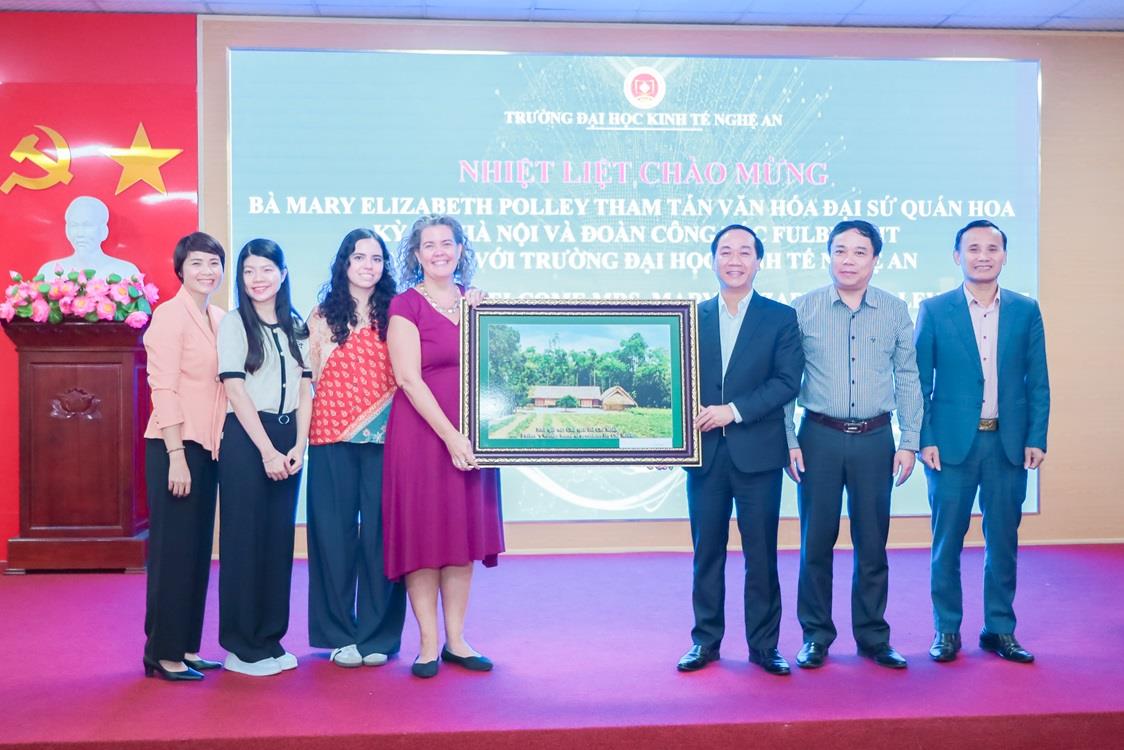 Tham tán Văn hóa Đại sứ quán Hoa Kỳ tại Việt Nam Mary Beth Polley thăm và làm việc tại Trường Đại học Kinh tế Nghệ An