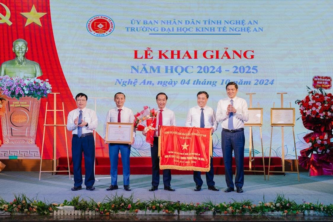 Trường Đại học Kinh tế Nghệ An đón nhận Cờ thi đua của Chính phủ