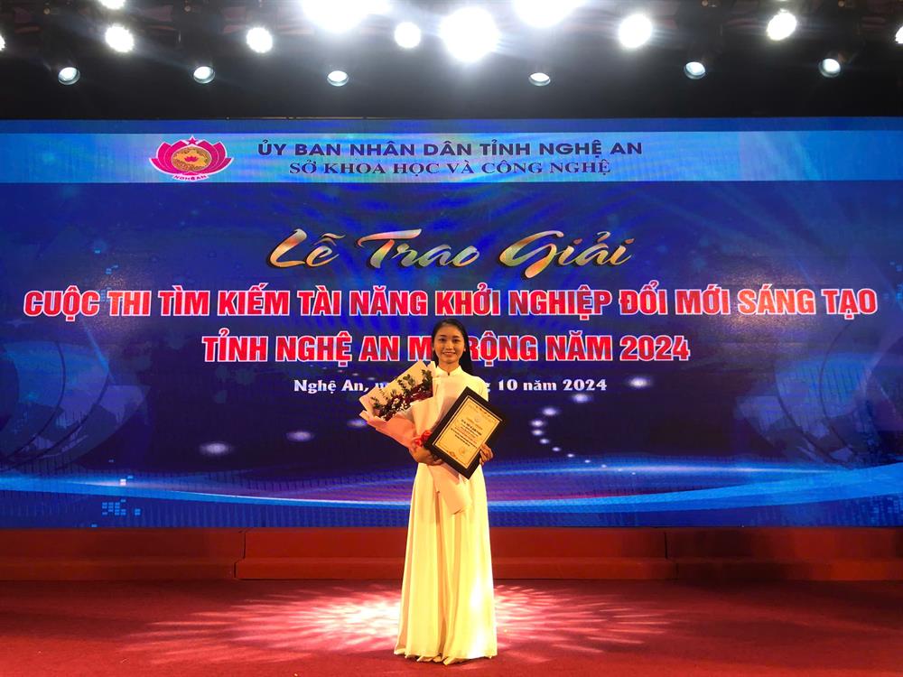 Chúc Mừng sinh viên Nguyễn Thị Trà Giang – Khoa CNTT, Nhận Học Bổng SCG