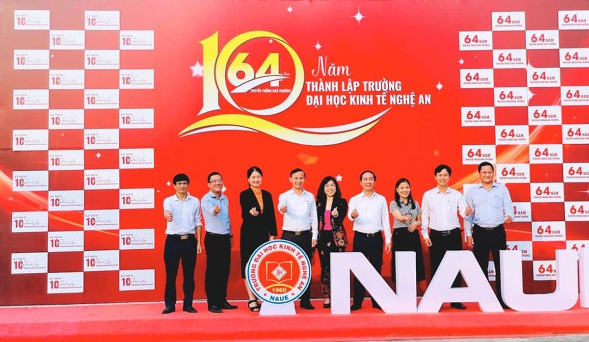 Lãnh đạo Trường Đại học Nguyễn Tất Thành thăm và chúc mừng Trường Đại học Kinh tế Nghệ An nhân dịp kỷ niệm 10 năm Trường Đại học và 64 năm truyền thống Nhà trường