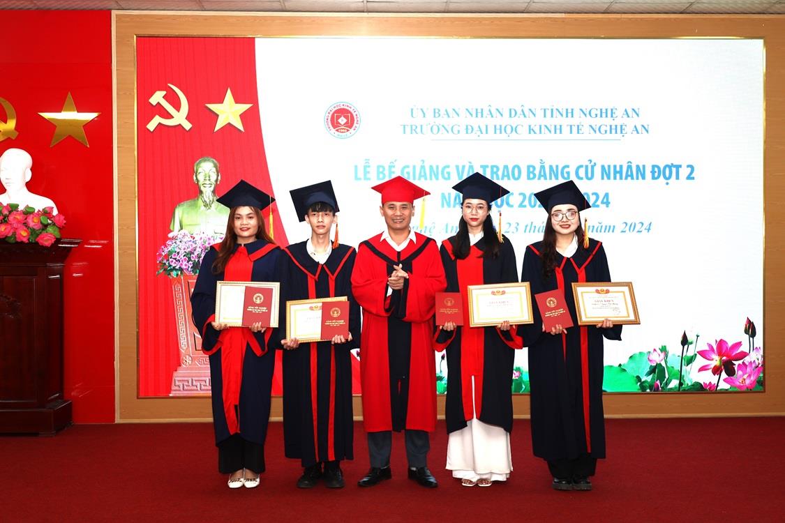 Lễ tốt nghiệp đầy cảm xúc của hơn 200 Tân cử nhân Trường Đại học Kinh tế Nghệ An