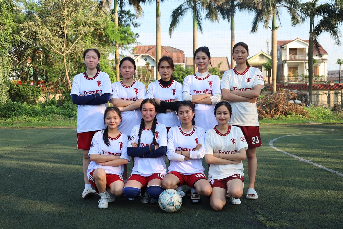 Đội bóng nam nữ Khoa Kinh tế - QTKD đạt giải cao trong Giải bóng đá Sinh viên NAUE mở rộng năm 2024