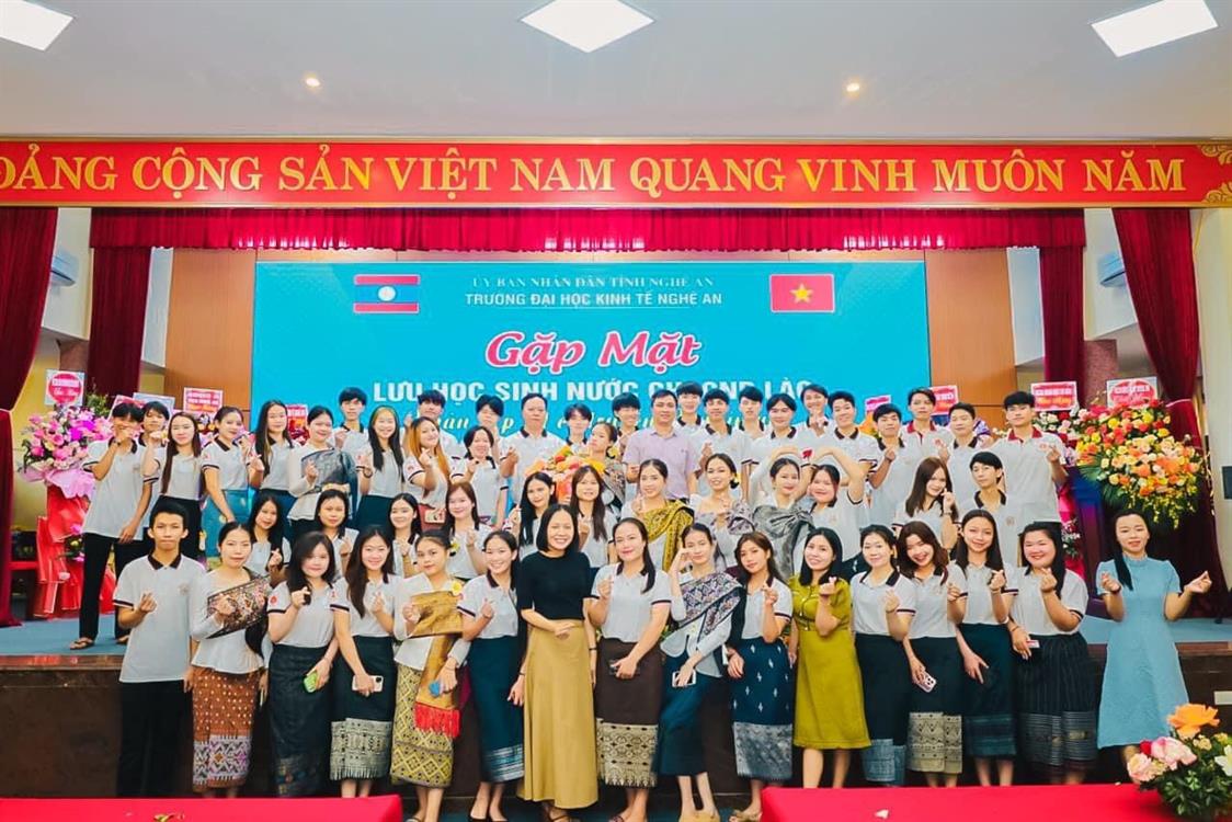 Sinh viên Lào đón Tết cổ truyền Bunpimay tại Trường Đại học Kinh tế Nghệ An