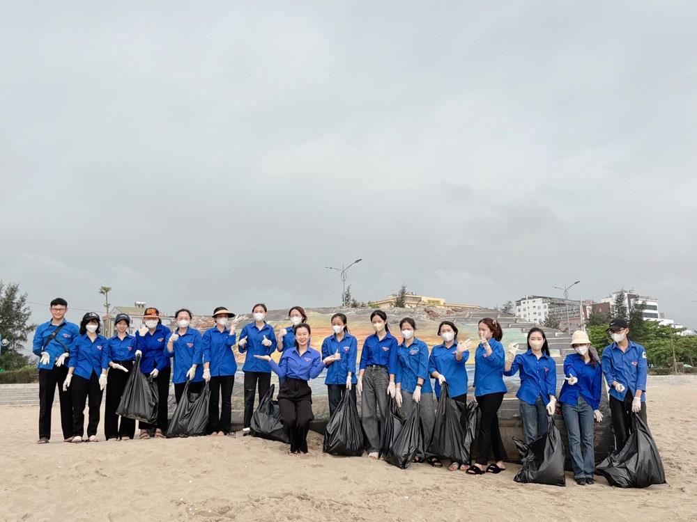 Sinh viên Trường Đại học Kinh tế Nghệ An chung tay vì môi trường biển sạch - đẹp
