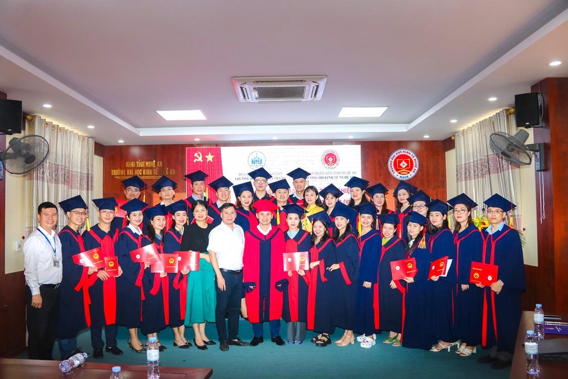 Trường Đại học Kinh tế Nghệ An tổ chức Lễ Bế giảng và trao bằng tốt nghiệp đại học văn bằng hai - Ngành Ngôn ngữ Anh 