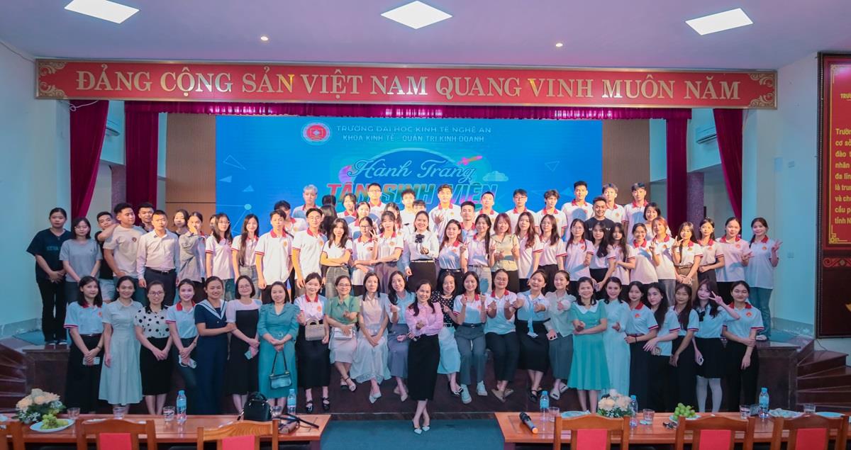 KHOA QUẢN TRỊ KINH DOANH TỔ CHỨC THÀNH CÔNG CHƯƠNG TRÌNH HÀNH TRANG TÂN SINH VIÊN K11 NĂM HỌC 2024 - 2025